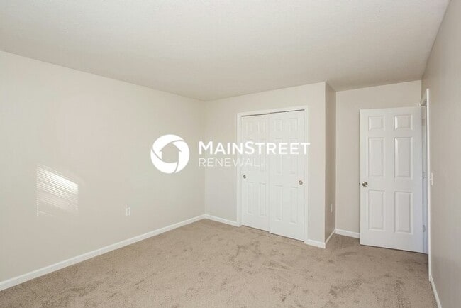Building Photo - 4 Bedroom Pet-Friendly Home in Indianapolis, IN with Main Street Renewal