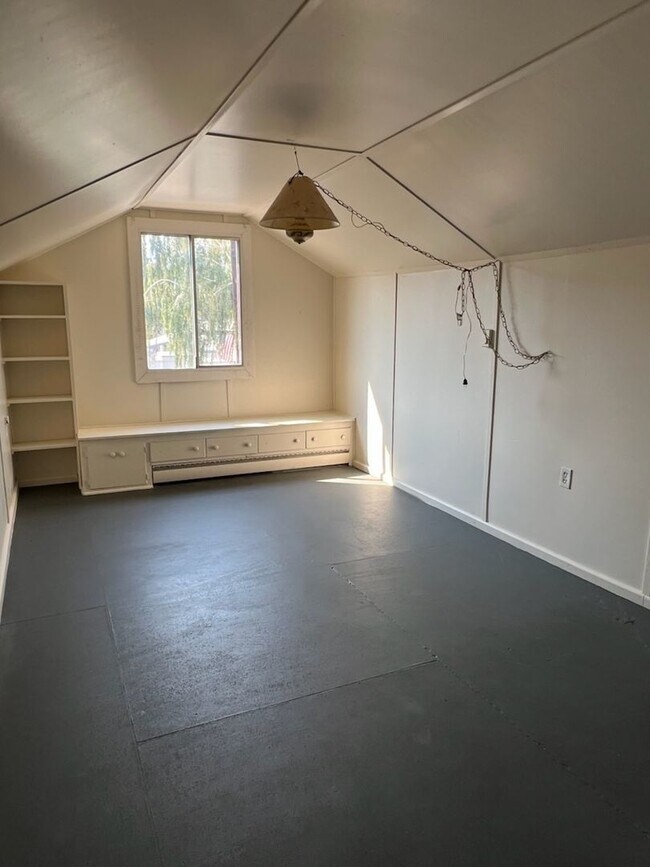 Building Photo - Spacious 3 bed, 1 bath, a/c, d/w and bonus...