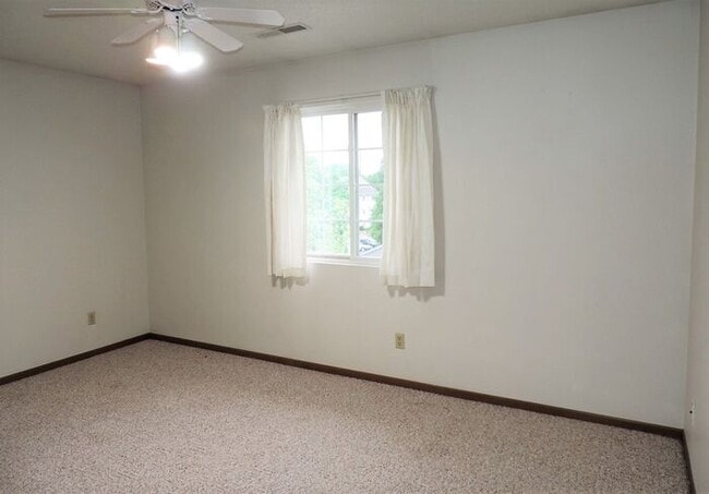 Building Photo - $ 1,095| 2 Bedroom, 1 Bathroom CONDO | PET...