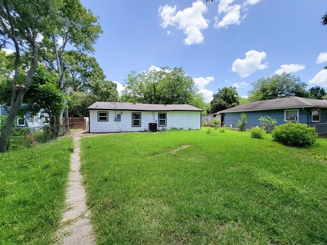 Building Photo - RECENTLY REMODELED 4 BEDROOM 2 BATH LEASE HOME WITH ALL THE UPGRADES.  CHECK THIS OUT.  WON'T LAS...