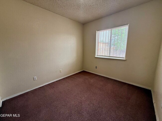 Building Photo - 12118 Royal Woods Dr