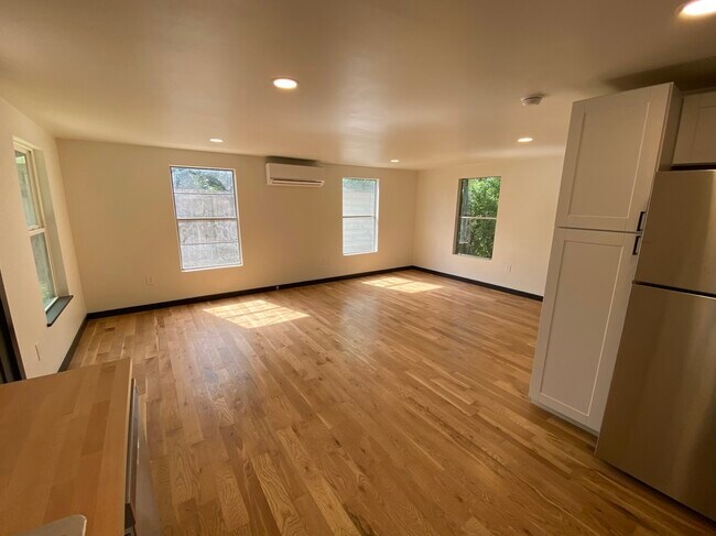 living - 1711 Brentwood St