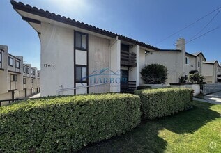 Building Photo - 3-Bed Townhome | EV Charger, New Appliance...