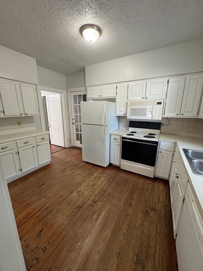 Building Photo - Charming 3 Bed | 2 Bath Home Near UT & Downtown Austin – Classic Character Meets Prime Location!
