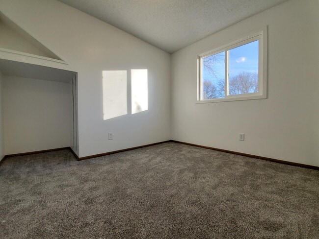 Building Photo - 2004-16 1/2 16 1/2 St NW