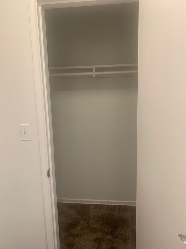 Building Photo - Cheerful and Spacious 1 bd/1bth Upstairs Unit