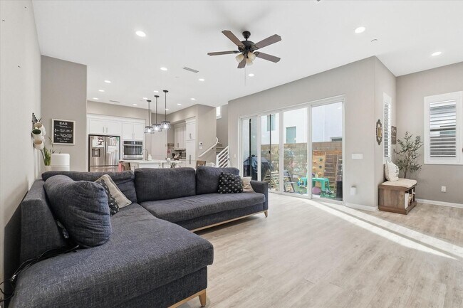 Building Photo - 155 Spectacle