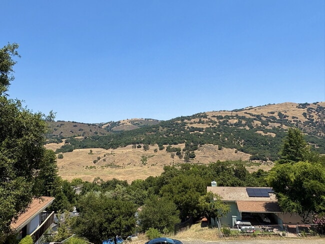 Building Photo - Charming 4-Bed by the Lake in Morgan Hill