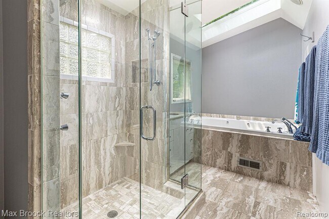 Building Photo - 328 George St