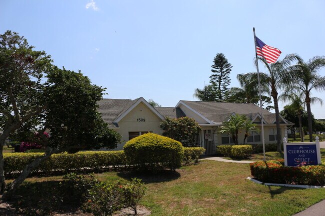 Building Photo - 1526 SE Royal Green Cir