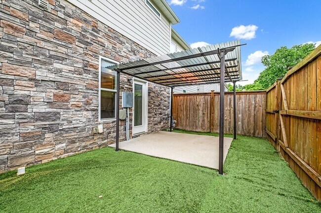 Building Photo - 1038 Livingstone Ln