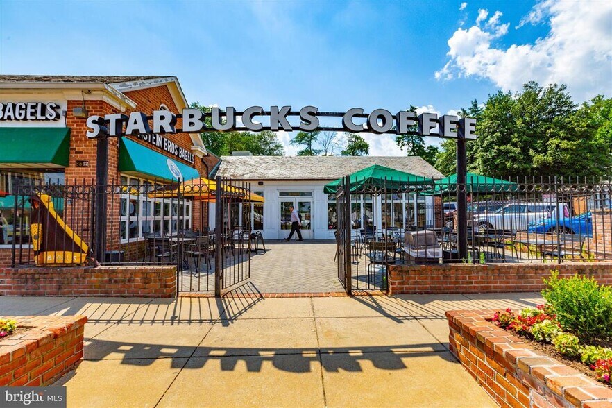 Building Photo - 3535 Chevy Chase Lake Dr