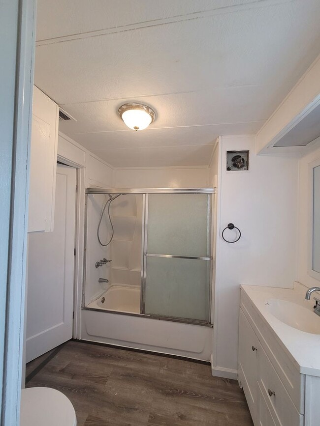 Building Photo - Cozy 2-Bedroom Home with Huge Garage in Kn...