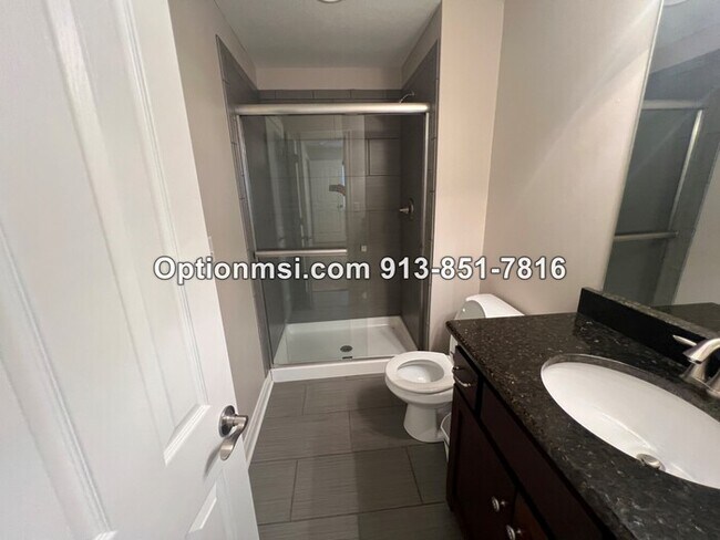 Building Photo - Blue Valley Townhome!