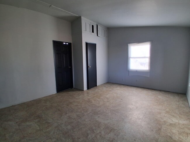 Building Photo - 619 Plum-