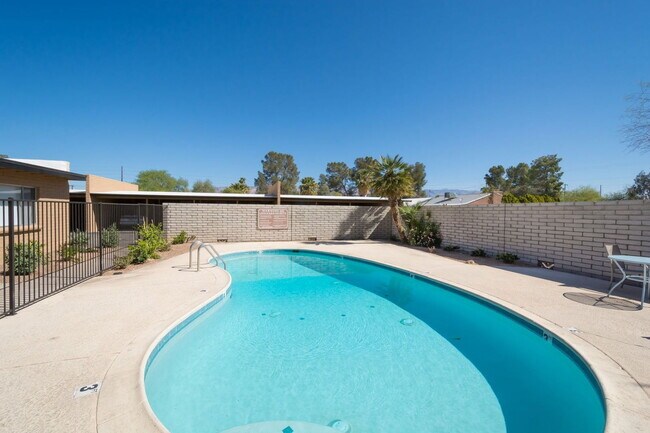 Building Photo - 4557 E Bellevue St