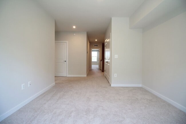Building Photo - Well-located 2-bedroom
