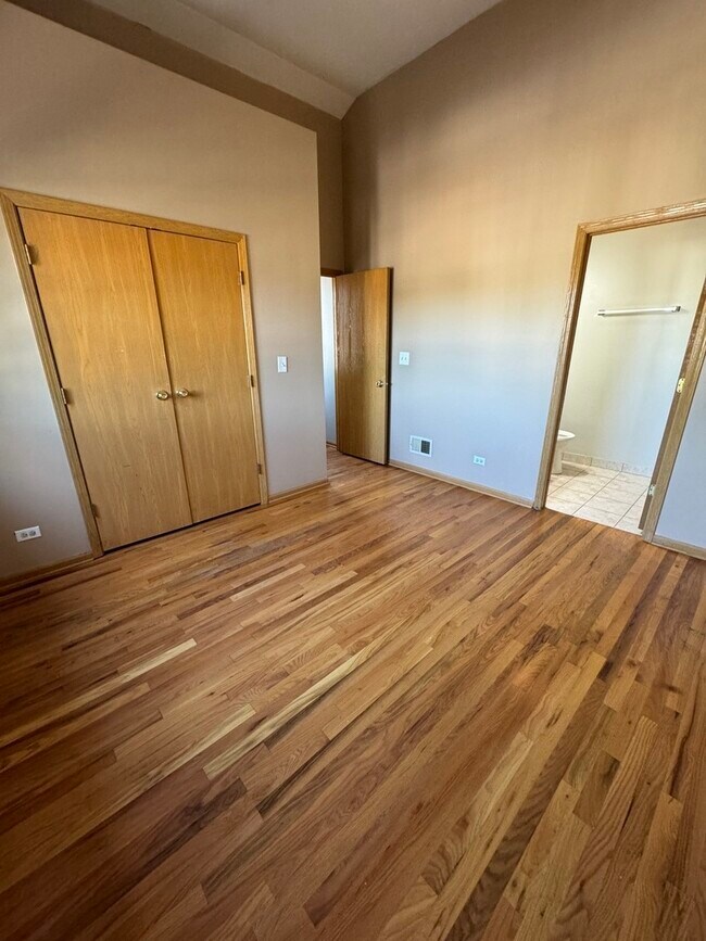 Building Photo - 5428 S Loomis Blvd