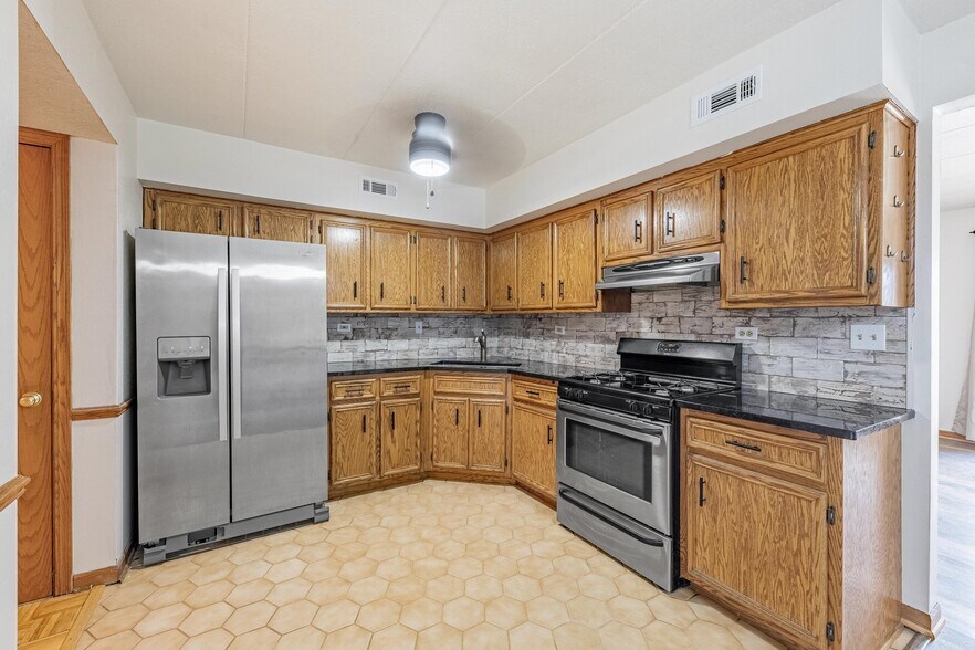 Building Photo - 3103 Grove Ave