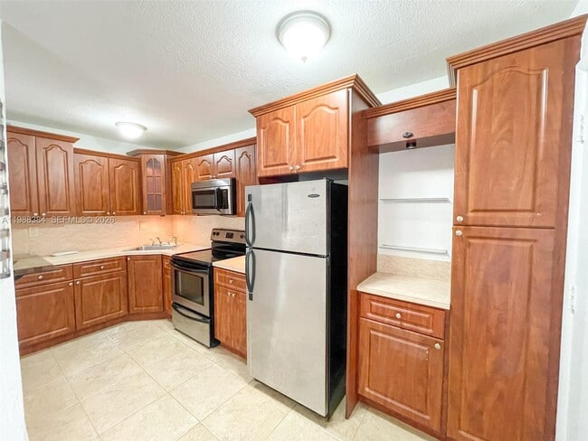 Building Photo - 4450 SW 67th Ave