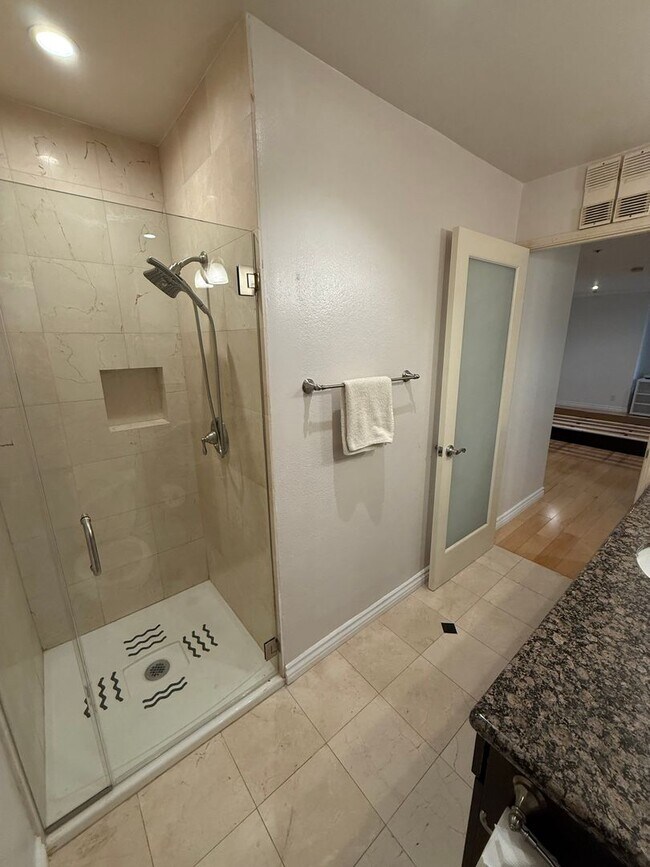 Building Photo - 2bed 2bath in Los Angeles