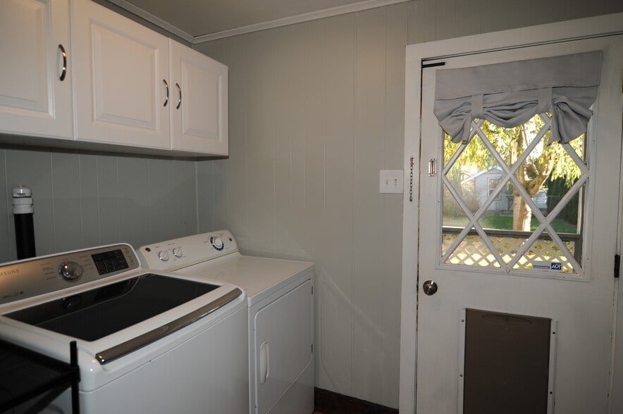 Building Photo - 375 Elm Ave