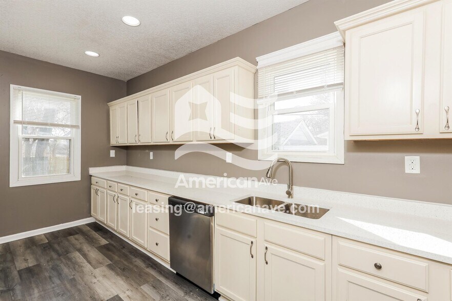 Building Photo - 532 24th Ave