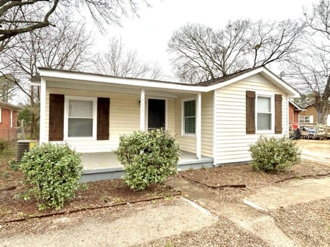 Building Photo - CUTE TWO BEDROOM/ONE BATH BUNGALOW!