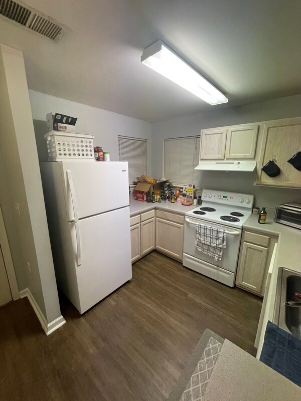 Building Photo - 121 University Village Dr