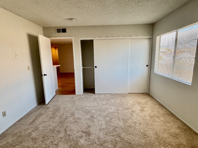 Building Photo - 6400 Kraft Ave