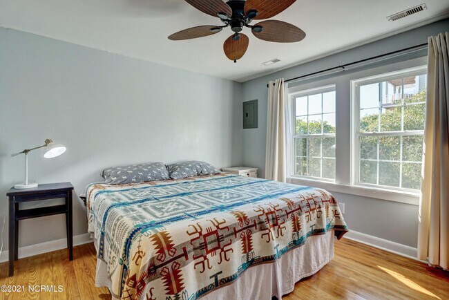 Building Photo - 2681 Island Dr