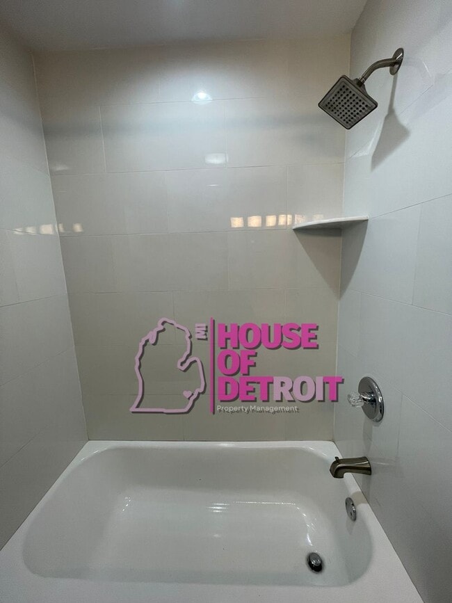 Building Photo - 3 BEDROOM | 2 BATH | FREE PRE SCREEN
