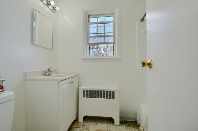 Building Photo - 1 Bed 1 Bath Home for Rent in Rockville, MD- INCLUDES GAS/HEAT AND WATER