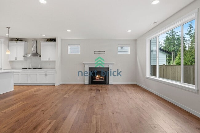 Building Photo - 5 BED & 3.5 BATH FOR RENT