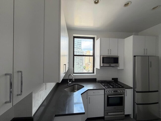 Building Photo - 166 W 72nd St