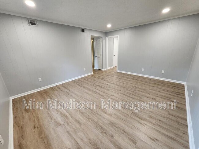 Building Photo - 111 E Mell St