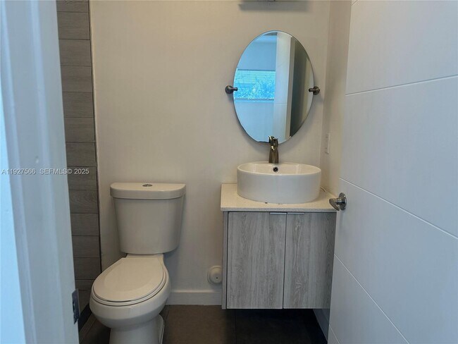 Building Photo - 2206 Simms St