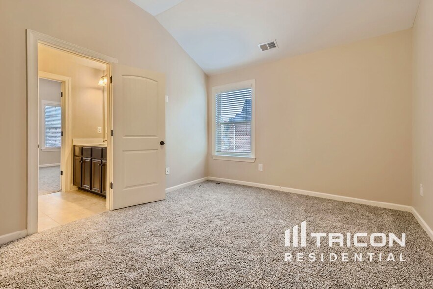 Building Photo - 216 Fannin Ln