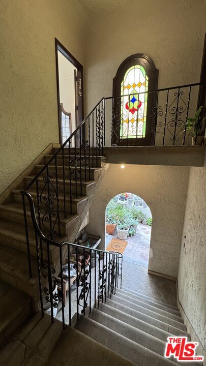 Building Photo - 326 1/2 N Sycamore Ave