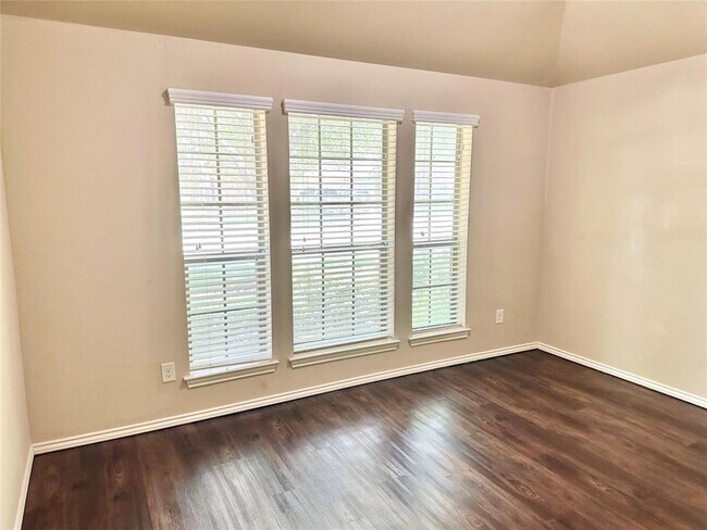 Building Photo - 5526 Stoneridge Ct