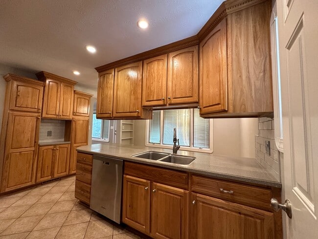 Building Photo - 5990 Edgehill Dr