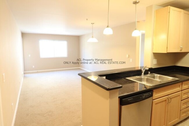 Building Photo - Perectly Located, Spacious, 2bed/ 2bath, Emeryville Condo For Rent