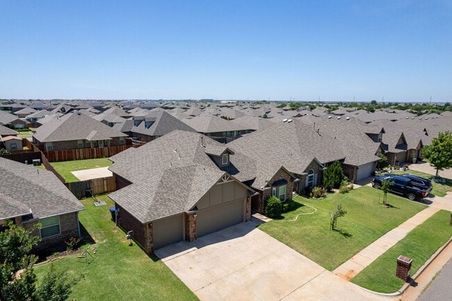 Building Photo - Charming home in Montague + 3 bedrooms + 3 car garage