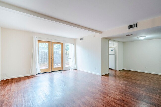 Building Photo - 3 Bed 2.5 Bath Pet-Friendly Retreat by The...