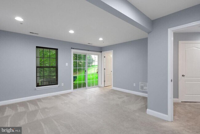 Building Photo - 9850 Solar Course