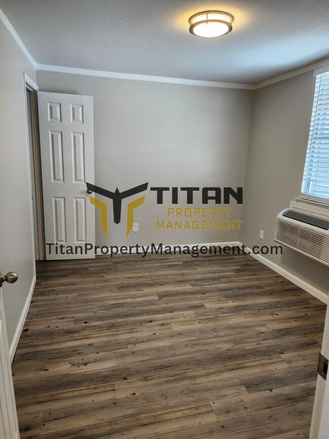 Building Photo - Super Cute One Bedroom Tiny House!
