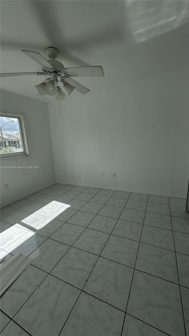 Building Photo - 1290 SE 8th Pl