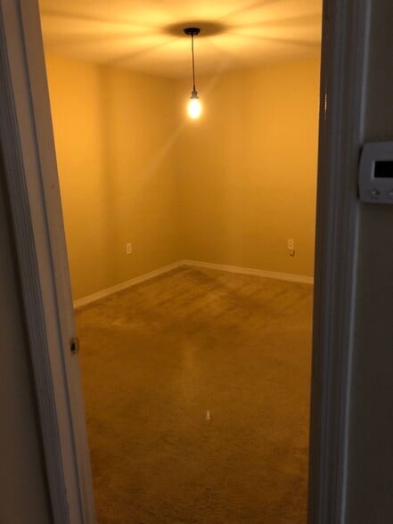 Building Photo - 5475 Vineland Rd