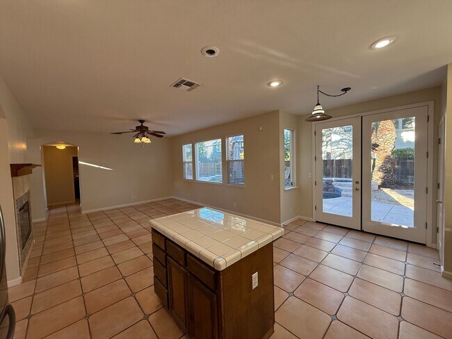 Building Photo - 5 bedrooms located in Redbridge Gated Community!