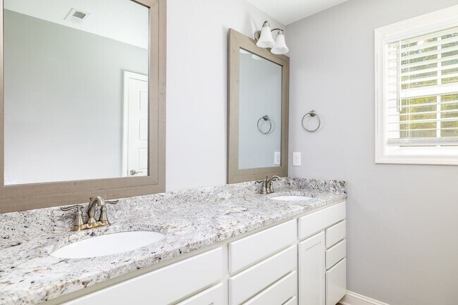 Building Photo - Maryville 37801 - 4 bedroom, 2.5 bath home...
